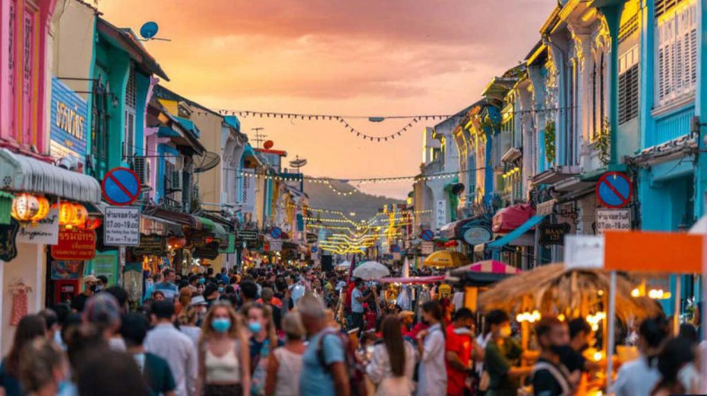 Du khách tự do khám phá Phố cổ Phuket đặc sắc