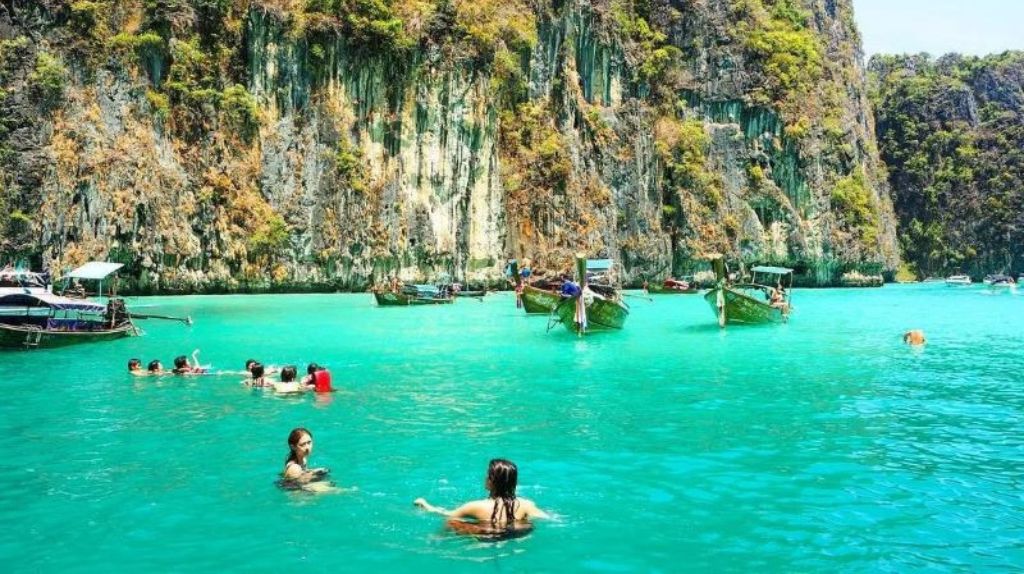 Du khách tự do tắm biển tại đảo Koh Phi Phi