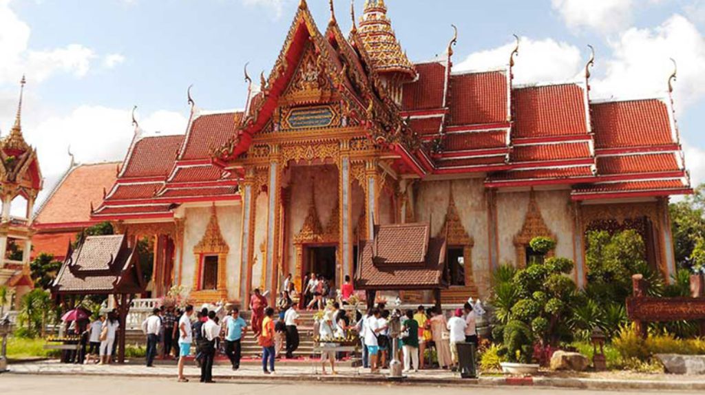 Du khách ghé đền Chalong để checkin