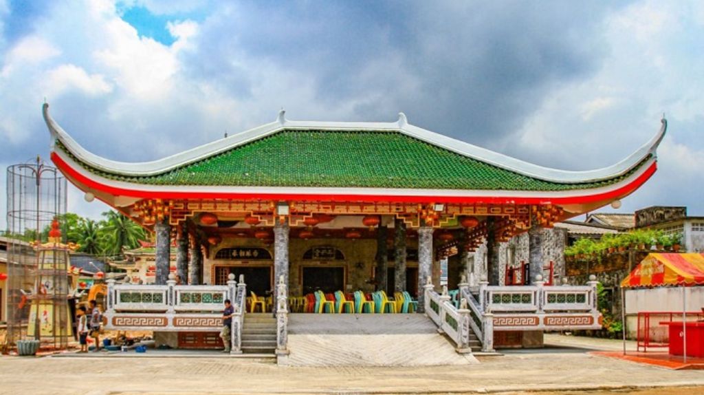 Du khách ghé tham quan Chùa Hoàng Gia – Kathu nổi tiếng linh thiêng