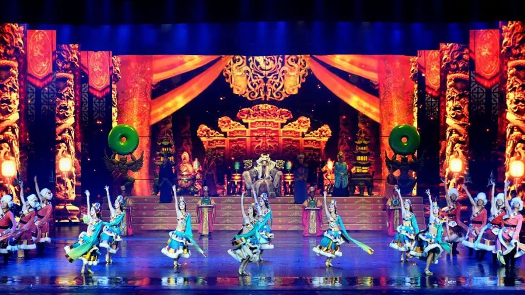 Du khách tham gia chương trình biểu diễn Thiên Cổ Tình
