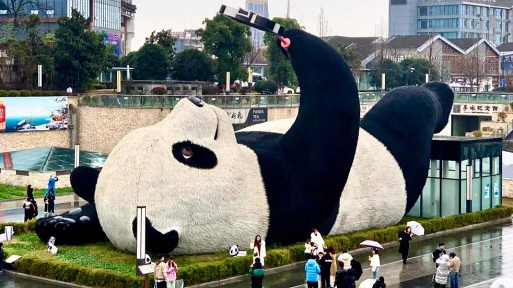 Du khách tham quan tượng gấu trúc khổng lồ lớn nhất thế giới