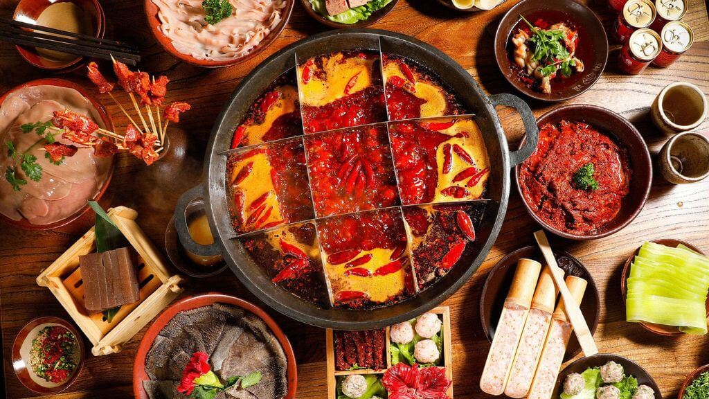 Du khách thưởng thức lẩu Tứ Xuyên