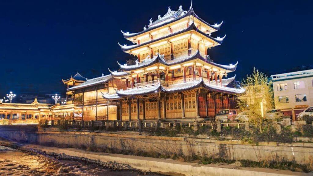 Ngắm nhìn Chùa Xuyên Chủ rực sáng trong đêm