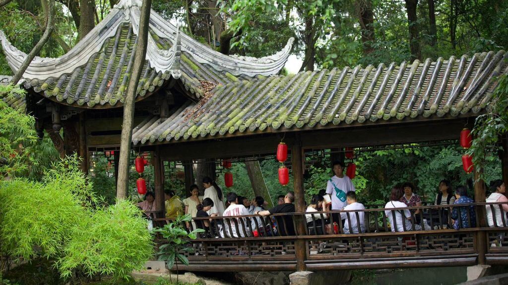 Những kiến trúc cổ xen lẫn vào cây cối trường tồn theo thời gian