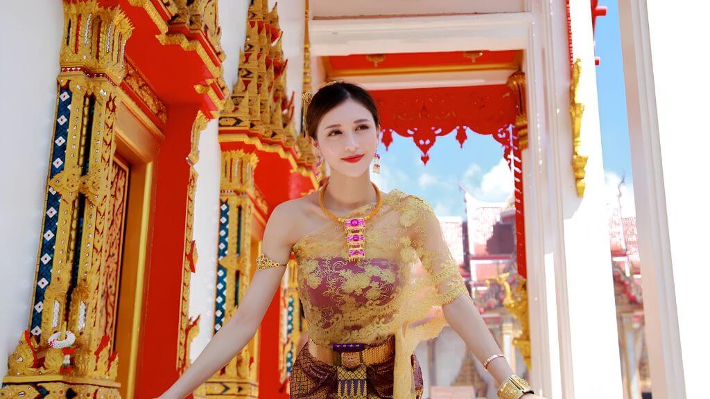 Đền Chalong – điểm hành hương nổi tiếng với vẻ đẹp trang nghiêm và tinh xảo