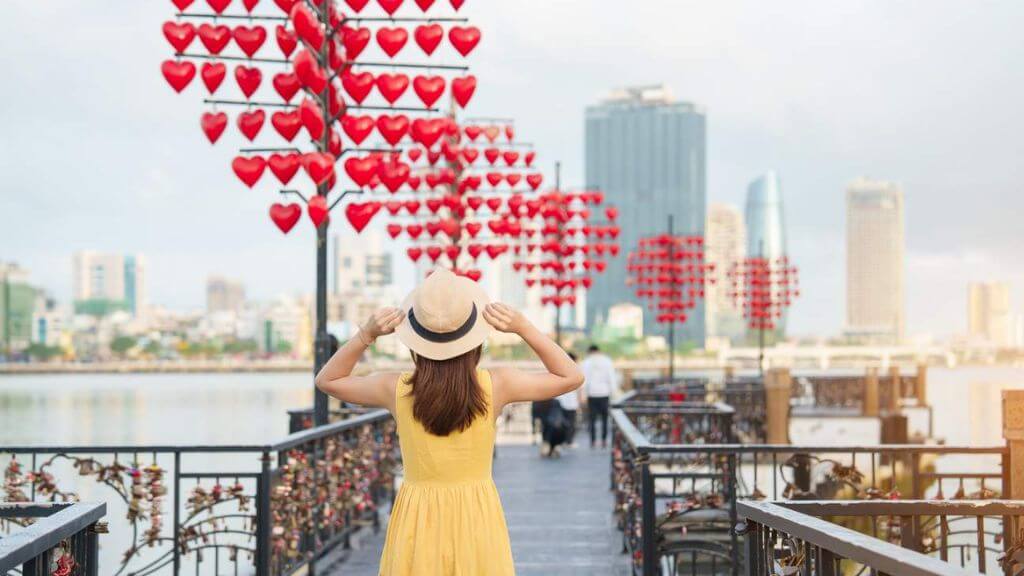 Du khách checkin tại cầu Tình Yêu Đà Nẵng