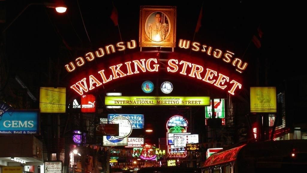 Dạo phố đi bộ Walking Street trong tour Thái Lan