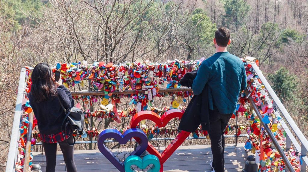 Nơi khắc dấu tình yêu trên đỉnh tháp Namsan của nhiều cặp đôi