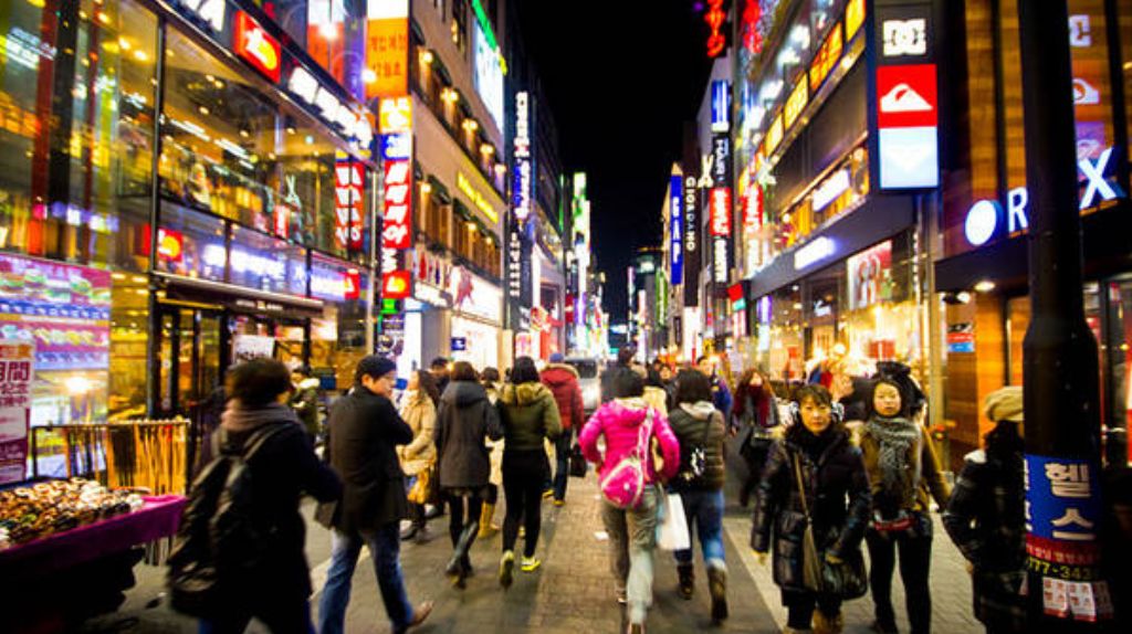Phố đi bộ Myeongdong về đêm