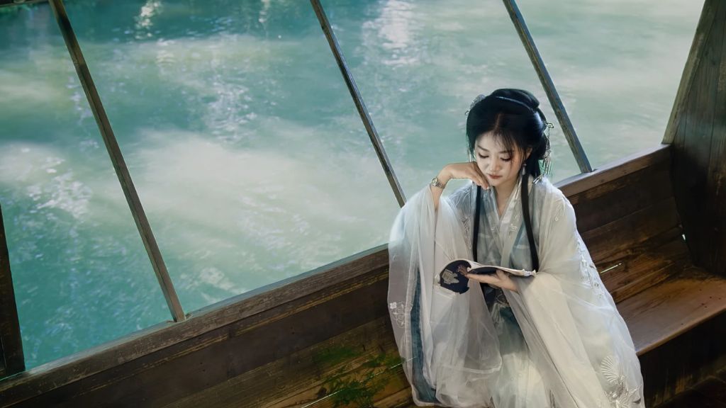 Du khách chụp hình tại Tây Ô Trấn