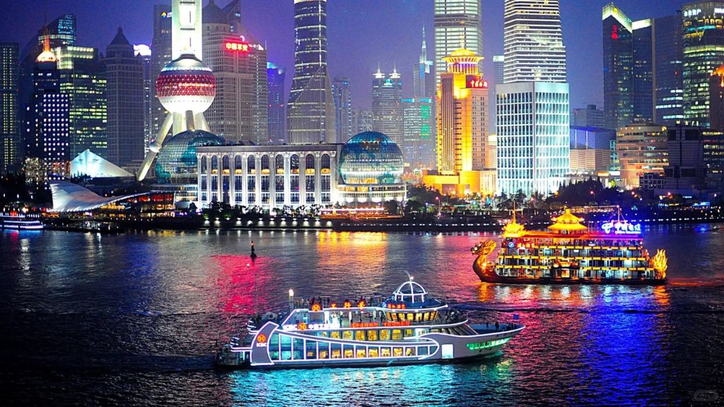 Du khách ngắm cảnh Thượng Hải về đêm