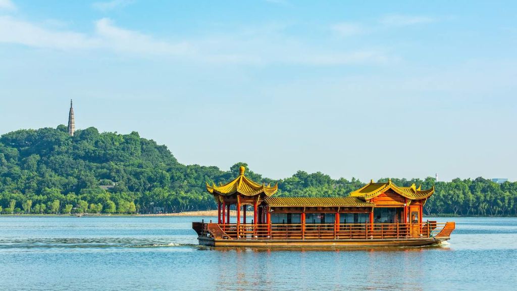 Đi du thuyền Tây Hồ thưởng ngoạn cảnh non nước