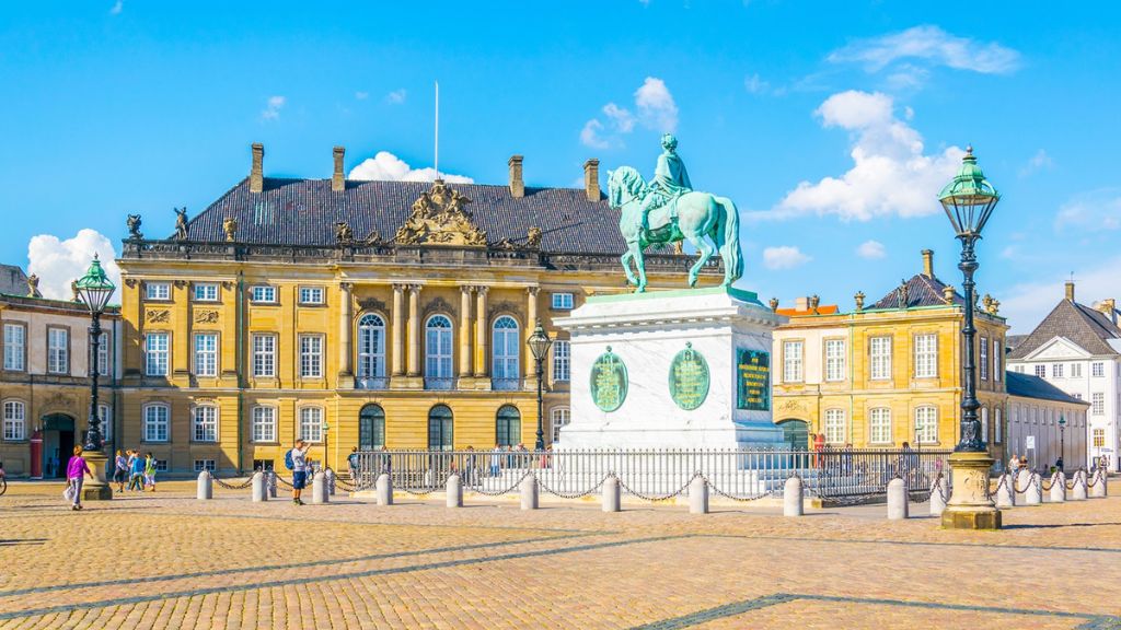 Chiêm ngưỡng Cung điện Amalienborg
