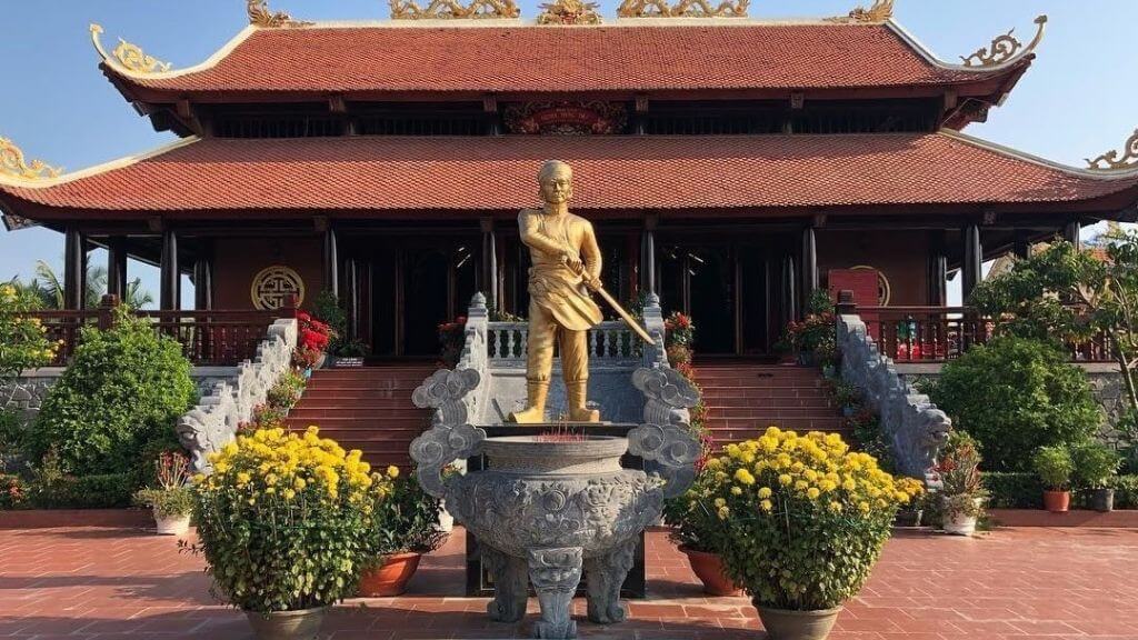 Đoàn tham quan Đền thờ Nguyễn Trung Trực