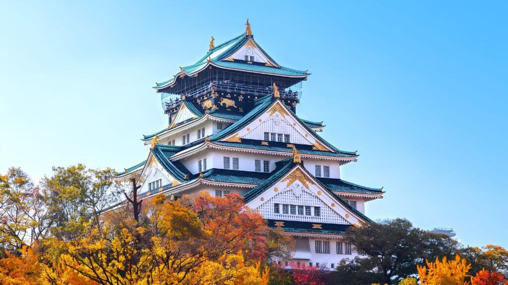Lâu đài Osaka - Công trình lịch sử nổi bật với kiến trúc cổ kính, mái ngói xanh