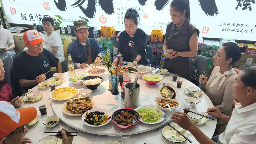 Bữa ăn đầy đặn trong tour Trung Quốc tại BestPrice