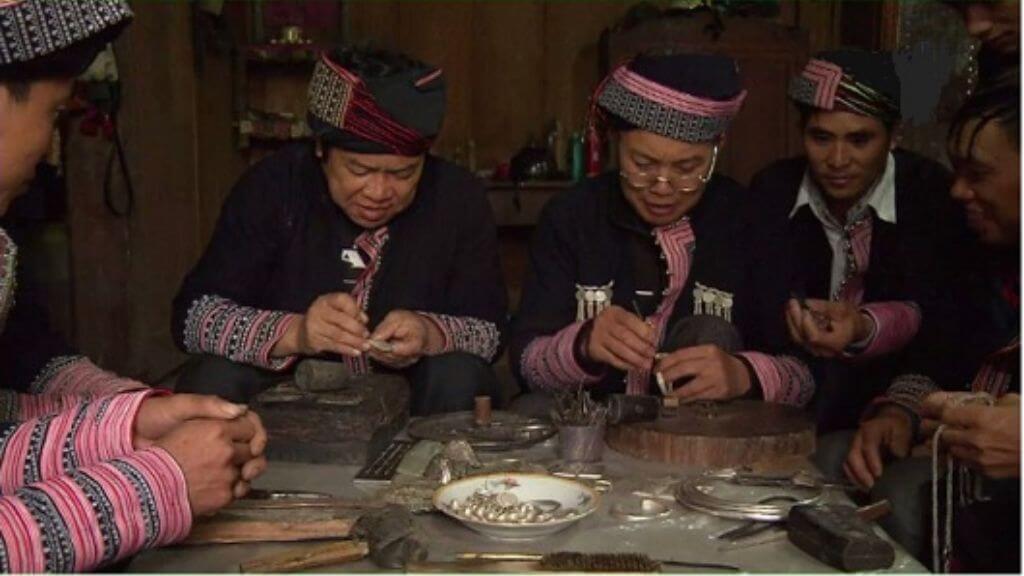 Nghề Chạm khắc bạc tại bản Cát Cát