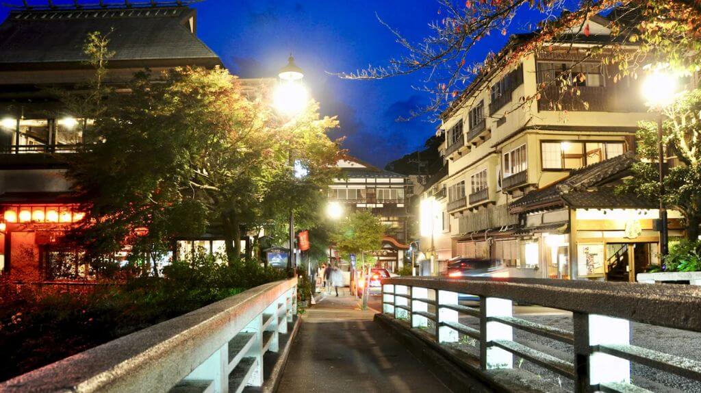 Một góc bên ngoài của Hakone Yumoto về đêm