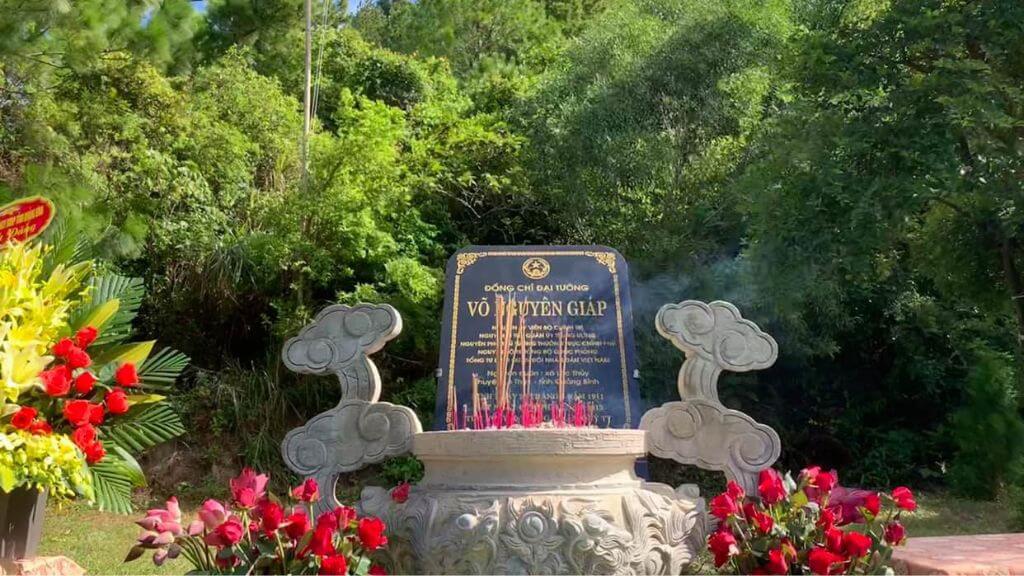 Thăm mộ Đại tướng Võ Nguyên Giáp trong tour du lịch Quảng Bình 1 ngày
