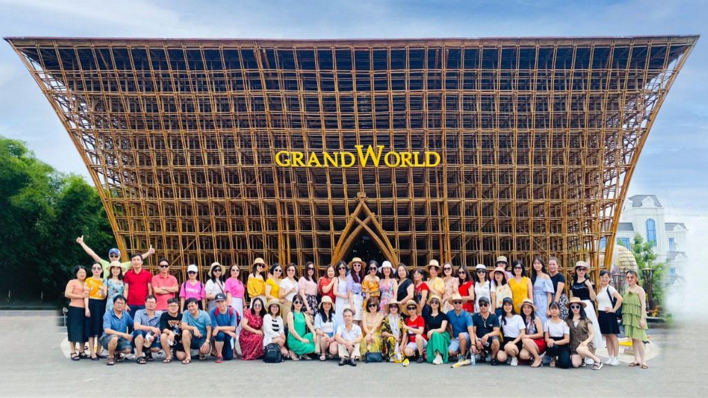 Đoàn du lịch Phú Quốc check in tại Grand World