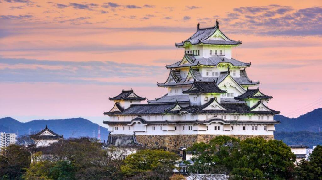 Lâu đài Himeji lúc hoàng hôn về