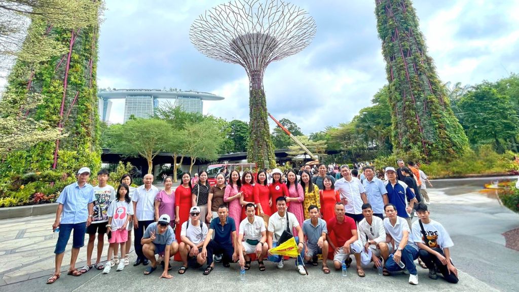 Đoàn chụp hình lưu niệm tại Gardens by the Bay