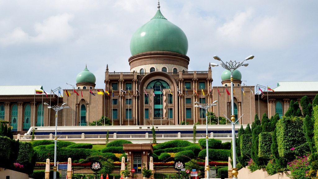 Tham quan quảng trường Putra