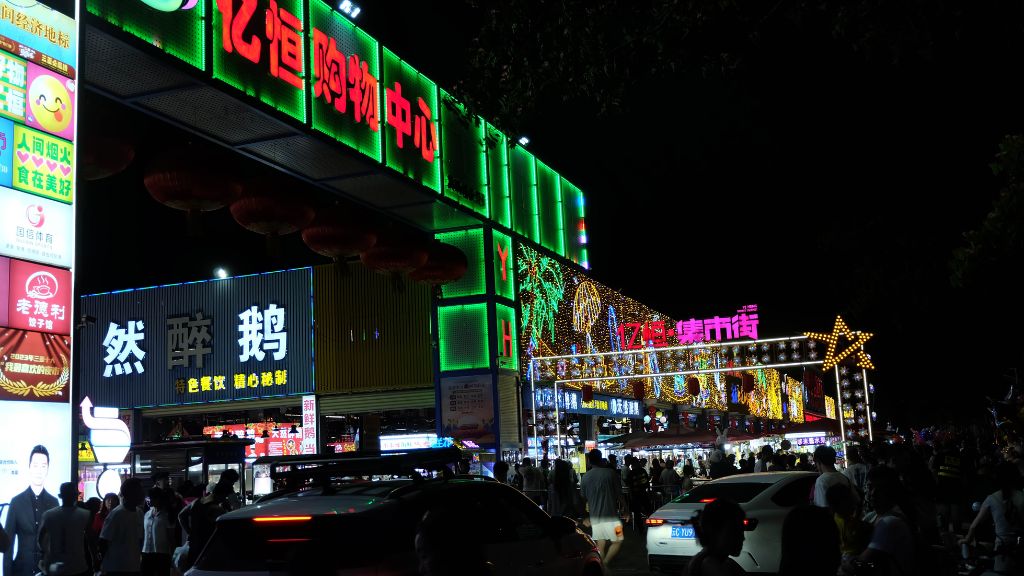 Ghé thăm Chợ đêm Quả Thơm khổng lồ