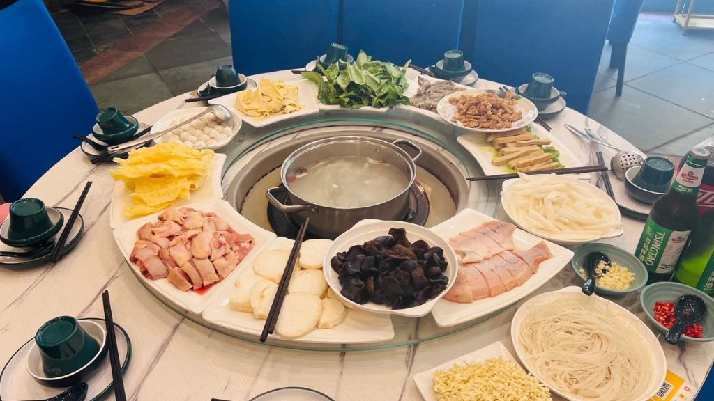 Thưởng thức món lẩu gà nước dừa độc đáo
