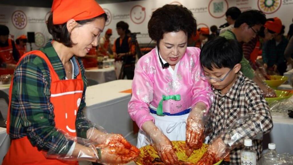 Trải nghiệm làm kim chi vô cùng thú vị