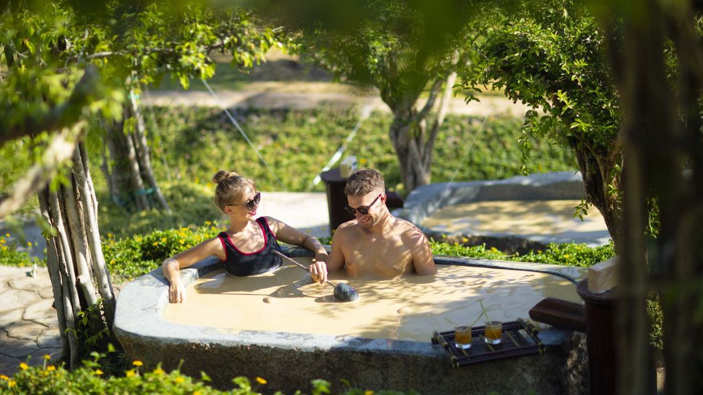 Tắm bùn khoáng tại Resort trong tour du lịch Nha Trang - Đà Lạt