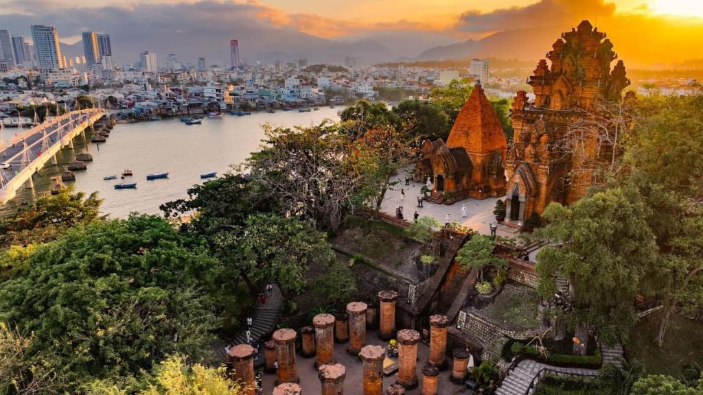 Toàn cảnh Tháp bà Ponagar trong tour du lịch Nha Trang - Đà Lạt