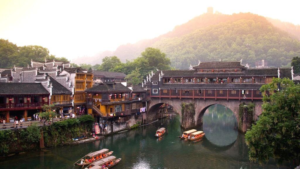 Du khách ghé thăm Lầu Phong Thúy Hồng Kiều