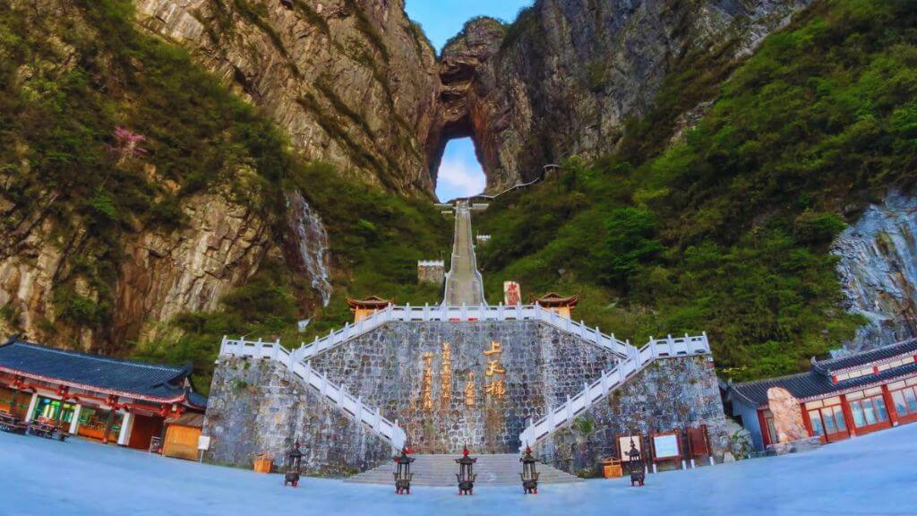 Đường lên cổng trời Thiên Môn Sơn