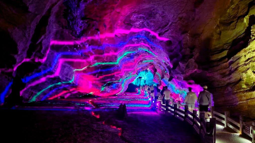 Hệ thống hang động đá vôi kỳ ảo tại Long Lân Cung
