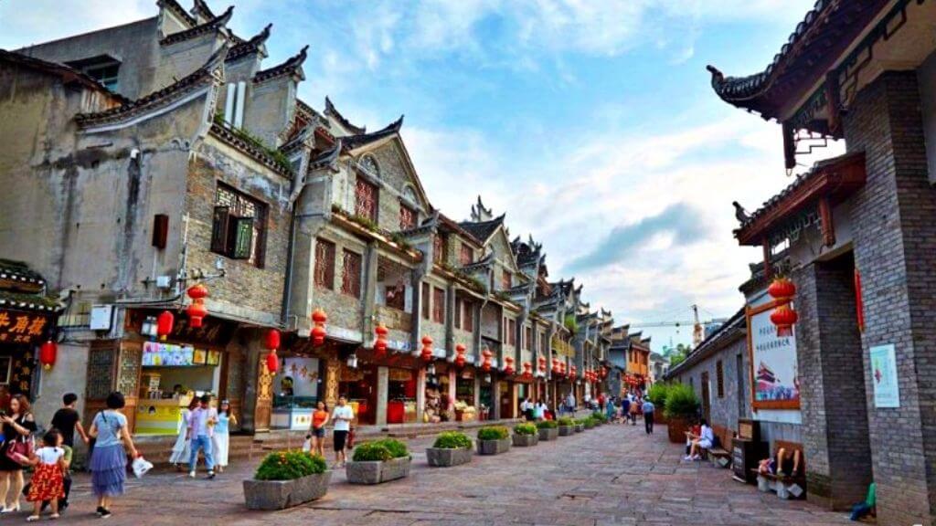 Những con đường lát đá tại Phượng Hoàng Cổ Trấn