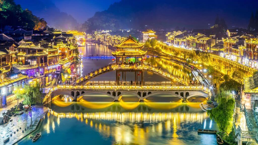 Phượng Hoàng Cổ Trấn lấp lánh ánh đèn màu khi đêm về