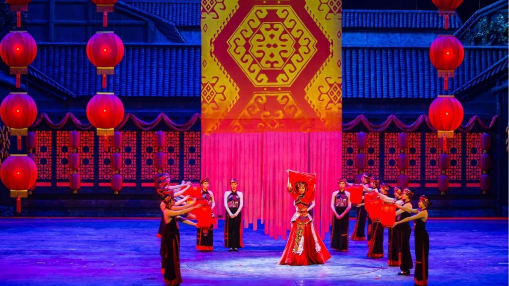 Show diễn Rạng Rỡ Tương Tây