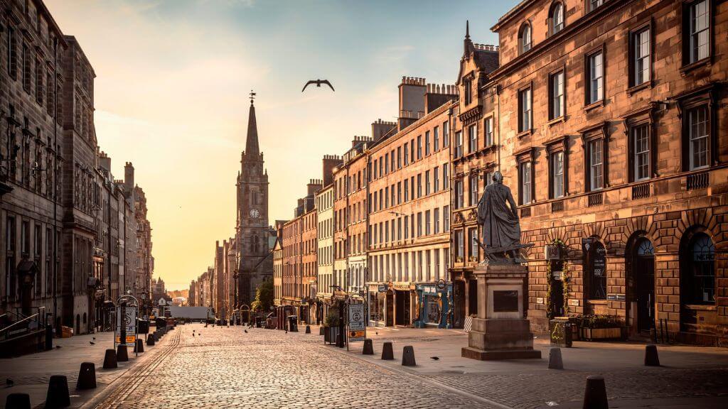 Du khách tản bộ trên Đại lộ Hoàng gia Royal Mile