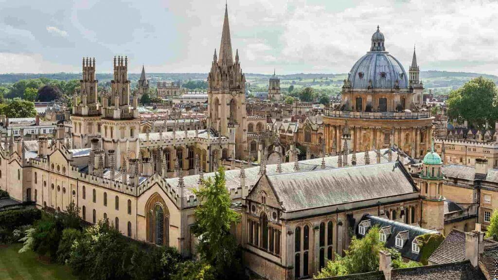 Khuôn viên bên ngoài của Đại học Oxford