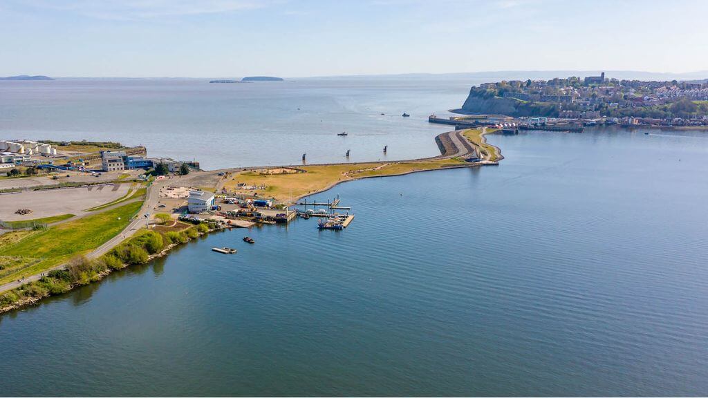 Ngắm hoàng hôn tại Cardiff Bay Barrage