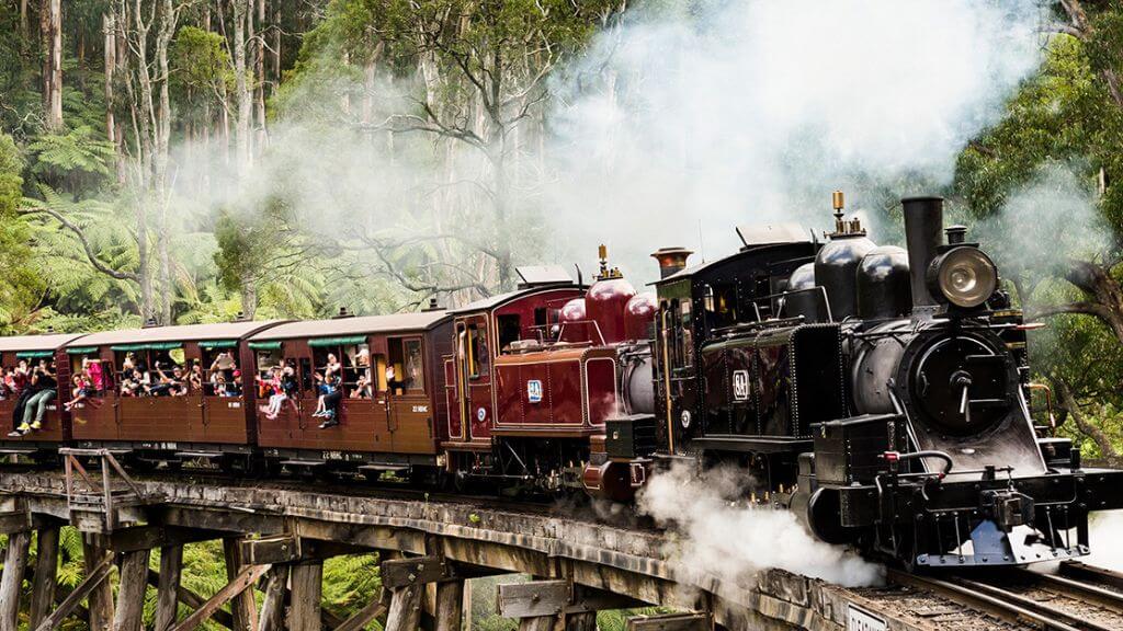 Du khách trải nghiệm tàu hơi nước Puffing Billy