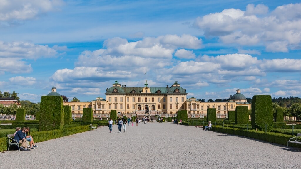 Check in bên ngoài Cung điện Drottningholm 400 năm lịch sử