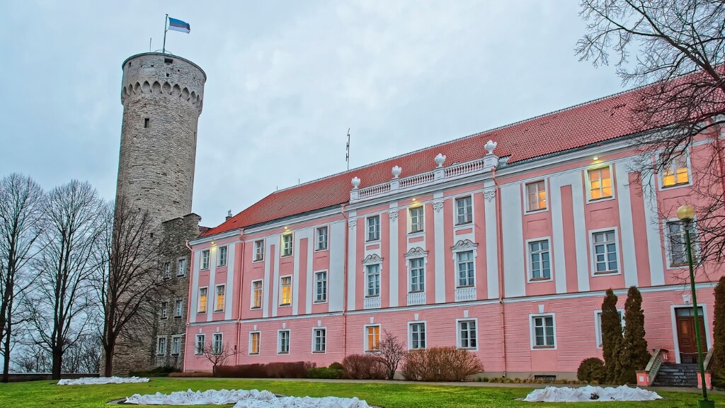 Lâu đài Toompea hiện là trụ sở của Quốc hội Estonia