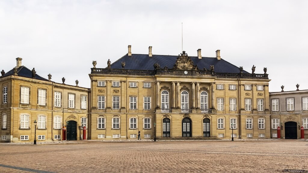 Tham quan Lâu đài Amalienborg cổ kính