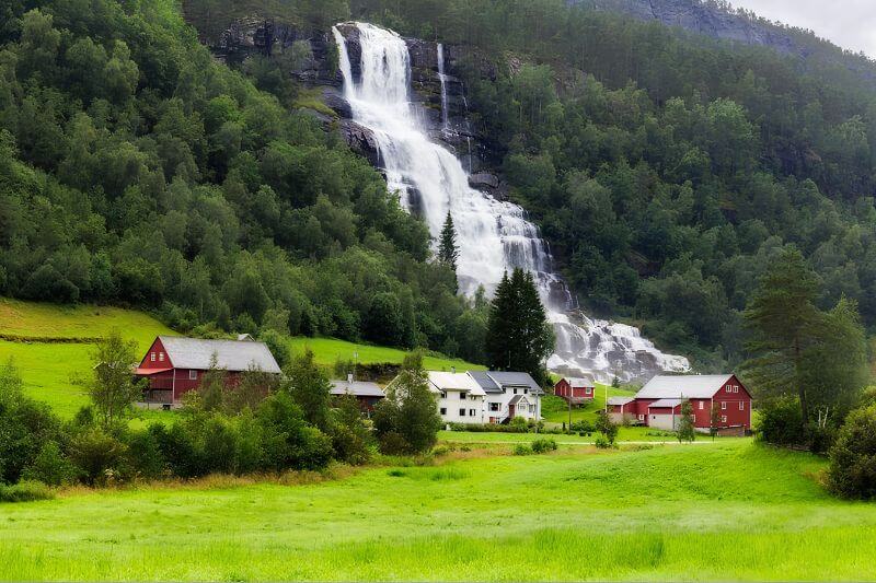 Tvindefossen Waterfall – Thác nước hùng vĩ giữa núi rừng Na Uy.