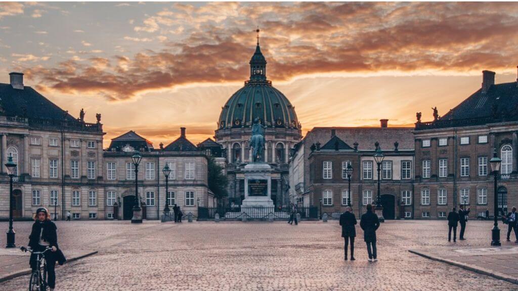 Amalienborg Palace – nơi ở của Hoàng gia Đan Mạch