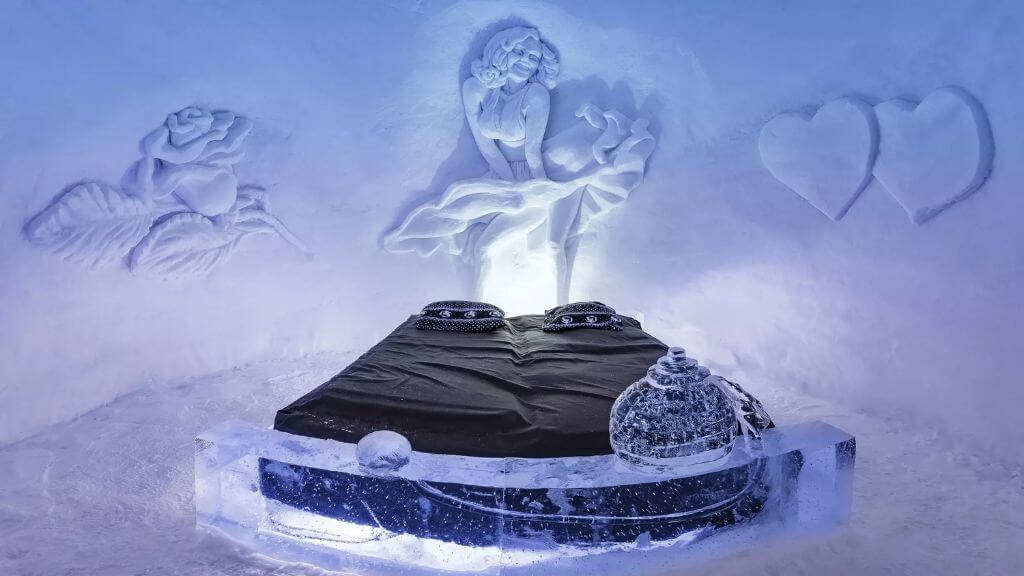 Du khách trải nghiệm trải nghiệm Snow Hotel Kirkenes – khách sạn băng kỳ diệu mở cửa quanh năm