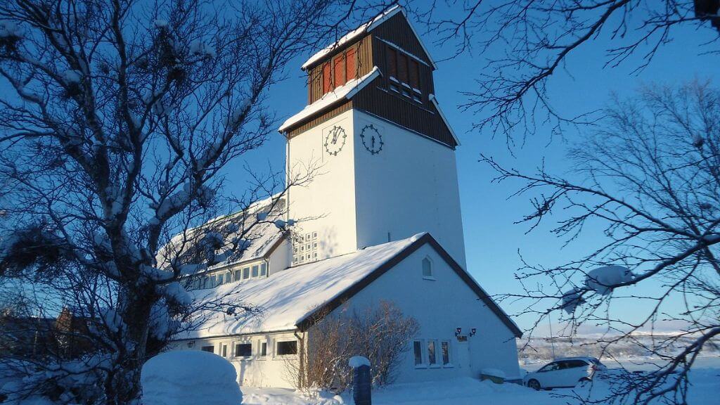 Nhà thờ Kirkenes phủ đầy tuyết trắng vào mùa đông